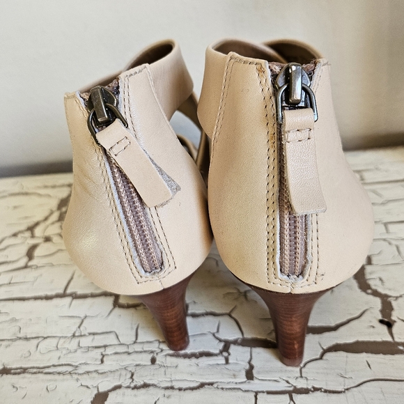 Clarks Leather Heels 8 Excellent Condition - Picture 4 of 6